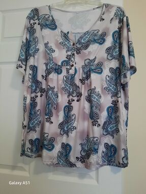 Women’s Gray Paisley Short Sleeve Top